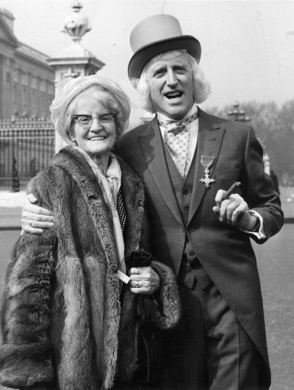 Tên đầy đủ của MC biến thái này là James Wilson Vincent Savile, sinh ngày 31/10/1926 tại Leeds, Anh. Savile là con út trong một gia đình có 7 anh em. Trong nhiều cuộc phỏng vấn, MC này tiết lộ ông ta không có một tuổi thơ êm đềm.