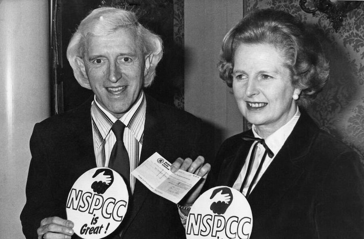 Là một MC nổi tiếng, Jimmy Savile từng rất được lòng truyền thông và những người có chức quyền như Thái tử Charles, cựu Thủ tướng Margaret Thatcher, bởi những cuộc gây quỹ từ thiện thành công cho trẻ em bị bệnh.