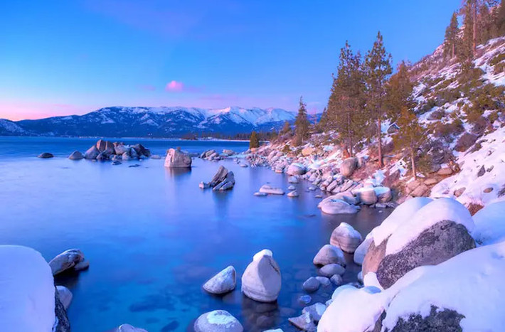 Làn nước trong xanh của Hồ Tahoe khiến mọi người rất thích lặn tại đây. Hồ Tahoe là hồ sâu thứ hai ở Mỹ.