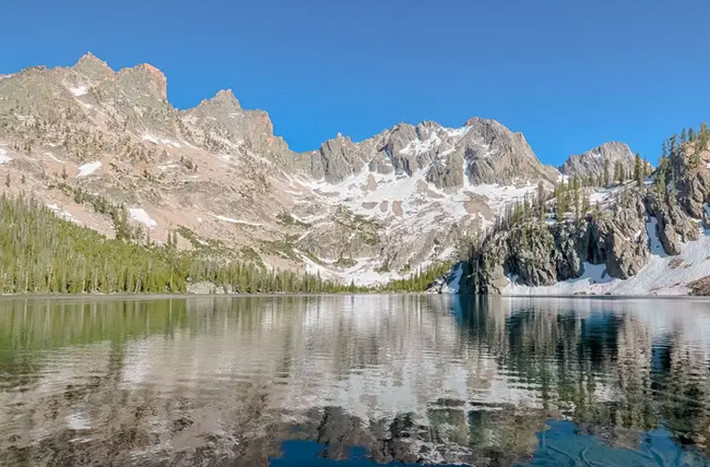 Dãy núi Sawtooth ở Idaho.