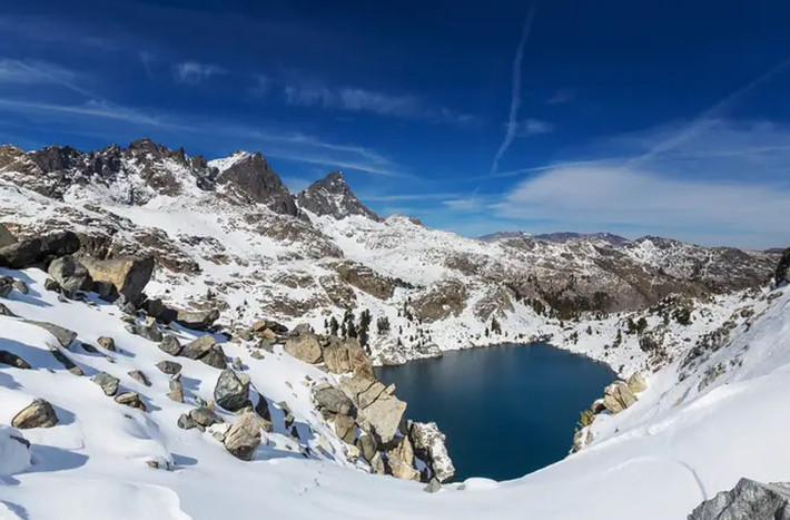 Sierra Nevada là một trong những dãy núi đẹp nhất nước Mỹ. Nằm dọc theo rìa phía đông của California, các đỉnh núi của Sierra Nevada cao từ 3.300m đến 4.200m. (Nguồn ảnh: Insider)