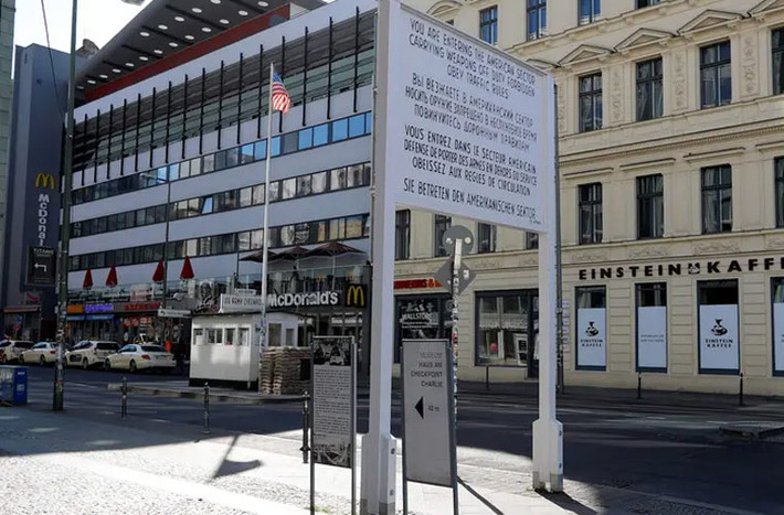 Dịch Covid-19 do virus corona chủng mới gây ra đã biến Checkpoint Charlie thành như thế này. Mời độc giả xem thêm video: WHO chính thức đặt tên cho virus corona mới là SARS-CoV-2 (Nguồn video: VTC1)