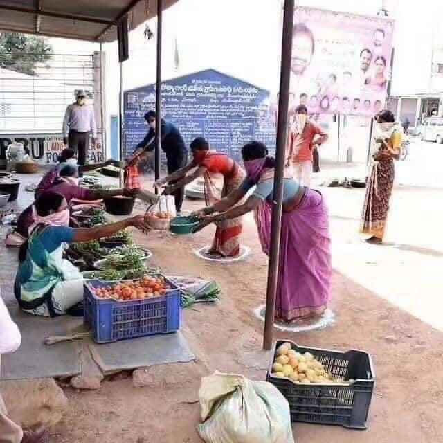 Những người phụ nữ đi chợ ở Ấn Độ chấp hành nghiêm chỉnh quy định giữ khoảng cách an toàn ở chốn công cộng mùa dịch Covid-19. Mời độc giả xem thêm video: WHO chính thức đặt tên cho virus corona chủng mới là SARS-CoV-2 (Nguồn video: VTC1)