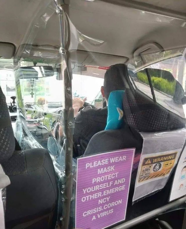 Bác tài đã tìm cách ngăn cách mình và hành khách bằng cách quấn nilon quanh ghế lái, ngăn cách chỗ ngồi của mình với hành khách bằng tấm nhựa.