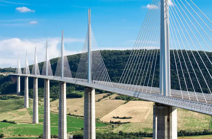Cầu Millau Viaduct ở miền nam nước Pháp là một trong những cây cầu cao nhất thế giới. Với chiều cao 342m, nó còn cao hơn cả Tháp Eiffel.