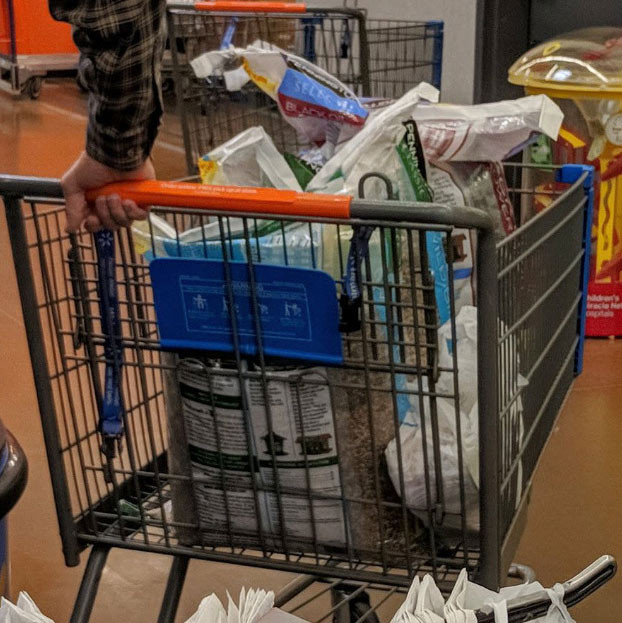 Một người đàn ông đã mua gần 50 kg thức ăn cho chim tại siêu thị Walmart để dự trữ vì lo dịch Covid-19 kéo dài.