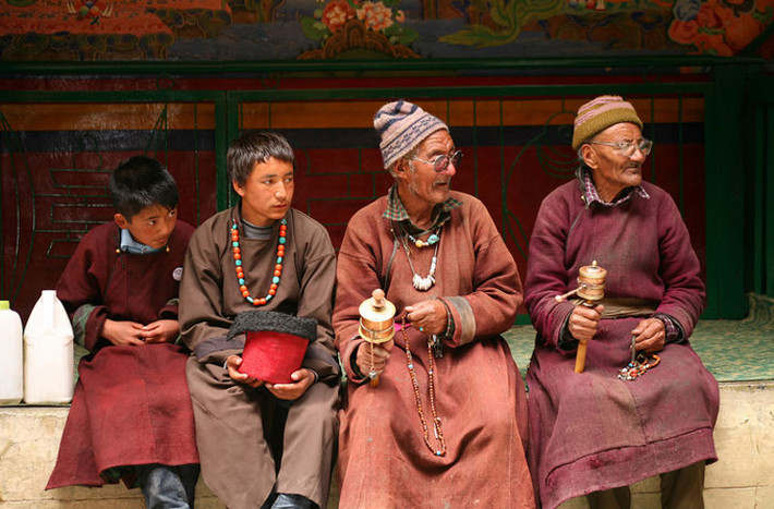 Những gia đình theo chế độ đa phu này thường nghèo, cả nhà sống chung trong một phòng. Khi chồng đi làm, người vợ ở nhà nấu nướng, dọn dẹp, chăm con. Tối đến, họ cùng ngủ trên tấm chăn trải ra sàn nhà, bởi các gia đình ở nông thôn Tây Tạng không dùng giường.