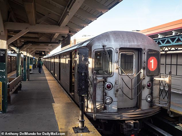 Ga tàu hỏa gần thành phố New York vắng hoe.