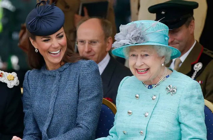 Tại một sự kiện thể thao dành cho trẻ em ở Nottingham, Anh, Nữ hoàng Elizabeth II kể một câu chuyện khiến cô cháu dâu Kate cười không ngớt.