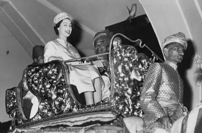 Trong chuyến công du Ấn Độ của Nữ hoàng Anh vào năm 1961, bà "cưỡi voi" thăm cổng Cung điện Jaipur.