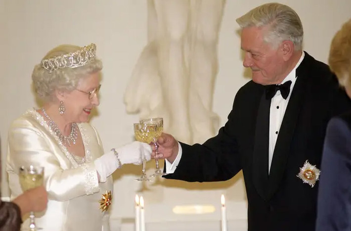 Tại bữa tiệc ở Lithuania, Nữ hoàng Anh và Tổng thống Lithuania lúc đó, Valdas Adamkus, cụng ly. Nữ hoàng Elizabeth thích sâm panh và trước khi đi ngủ bà thường uống một ly.