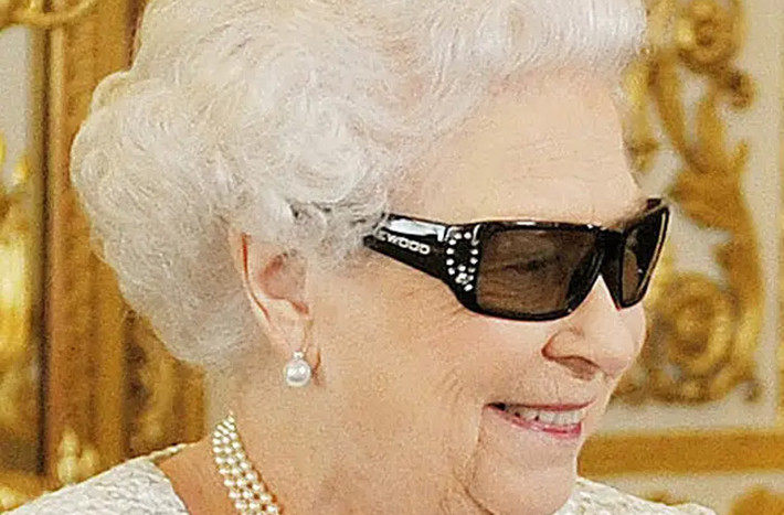 Tại Cung điện Buckingham, Nữ hoàng Anh đeo kính 3D để xem đoạn thông điệp mừng Giáng sinh bà gửi tới toàn thể người dân Anh quốc.
