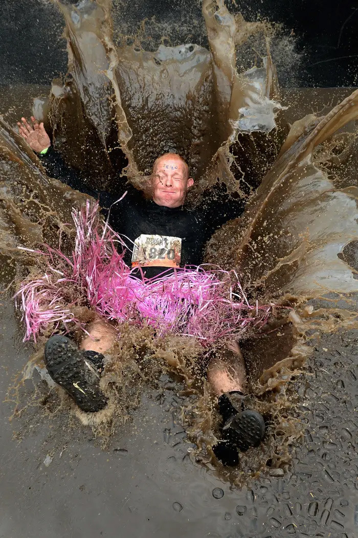 Nhiếp ảnh gia Jeff J. Mitchell "chộp" được một người tham gia cuộc đua Tough Mudder ở Scotland tháng 8/2013 khi anh này rơi xuống vũng bùn và bùn nước bắn lên tung tóe.