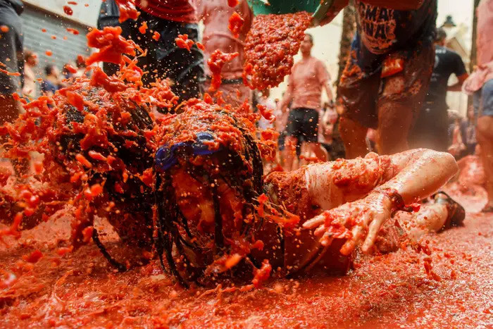 Lễ hội La Tomatina ở Tây Ban Nha, nơi mọi người ai cũng bị phủ cà chua từ đầu tới chân.