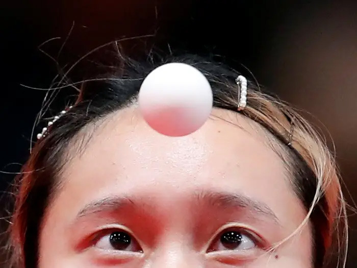 Nhiếp ảnh gia Beawiharta chụp được đúng lúc quả bóng bàn ở giữa trán vận động viên Soo Wai Yam Min của Hong Kong trong trận bán kết bóng bàn nữ tại Asian Games 2018 ở Indonesia.