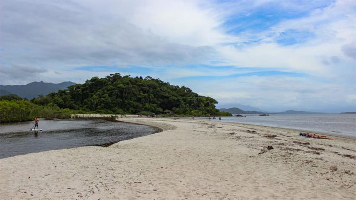 Để đến được đảo Ilha do Cardoso không phải dễ, du khách phải đi tới Cananéia, thành phố cực nam của bang Sao Paulo rồi sau đó phải bắt phà để vượt qua Mar Pequeno. Nhưng người dân ở đảo lại thích việc cô lập một chút với bên ngoài như thế.