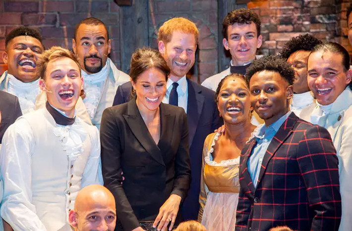 Tháng 8/2018: Meghan và Harry tham dự một buổi biểu diễn từ thiện Hamilton ở London cùng với nhà sáng tạo Lin-Manuel Miranda. Cặp vợ chồng hoàng gia chụp ảnh cùng dàn diễn viên và khi Meghan quay sang Harry hỏi: “Anh có thấy không, tình yêu của em?”, cả dàn diễn viên phải xuýt xoa.