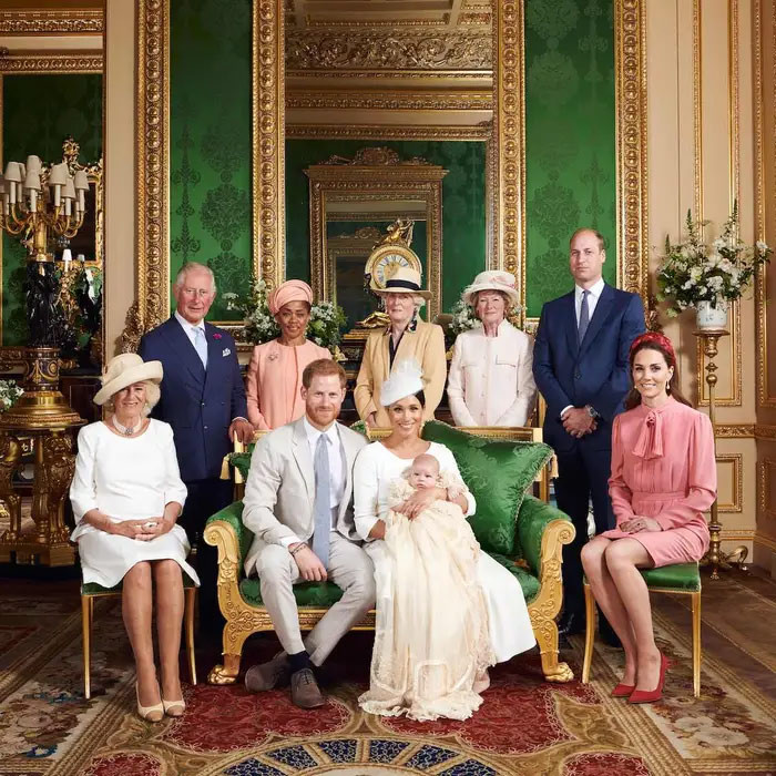Tháng 7/2019: Meghan, Harry và đại gia đình hoàng gia cùng tham dự lễ rửa tội của bé Archie vào ngày 6/7/2019. Meghan mặc chiếc váy màu kem hiệu Dior, rất phù hợp với sự kiện đặc biệt này.