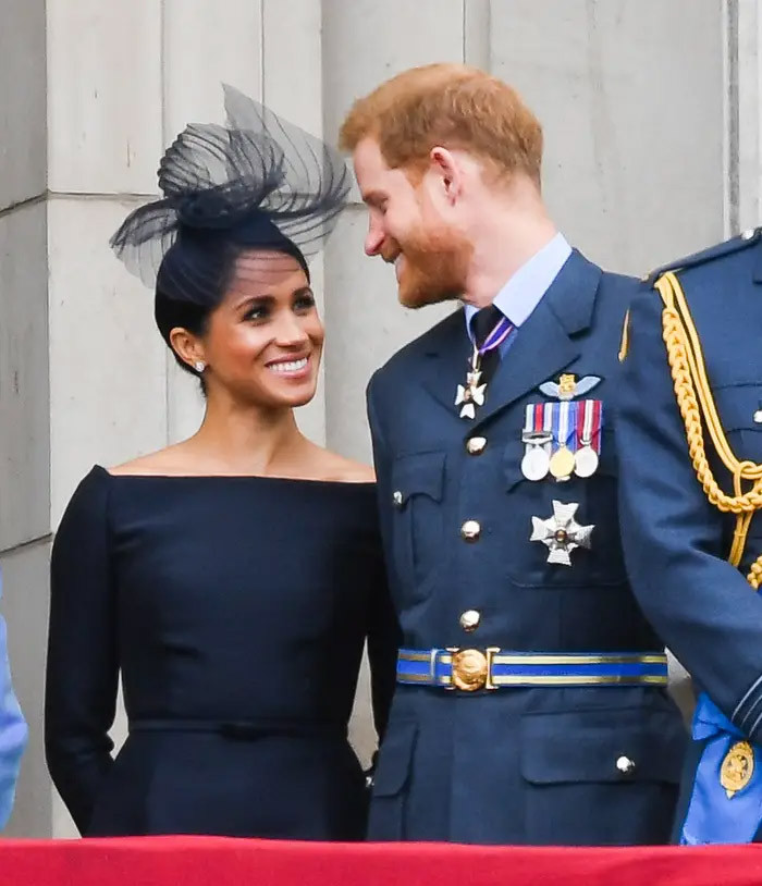 Tháng 7/2018: Công nương Meghan chia sẻ khoảnh khắc đẹp với Hoàng tử Harry trên ban công cung điện. Hai vợ chồng công nương tham dự sự kiện kỷ niệm 100 năm Không quân Hoàng gia.