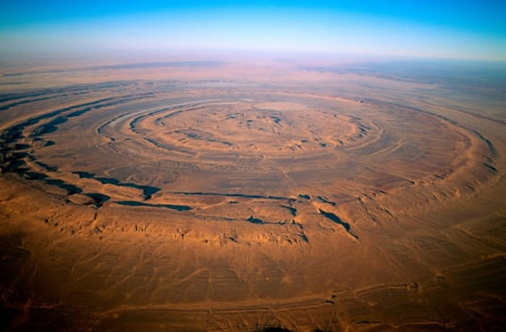 "Con mắt Sahara", Mauritania. Con mắt Sahara còn được gọi là Cấu trúc Richat, là một cấu trúc địa chất khổng lồ gồm nhiều vòng elip đồng tâm nằm ở phía tây Mauritania thuộc Sahara.