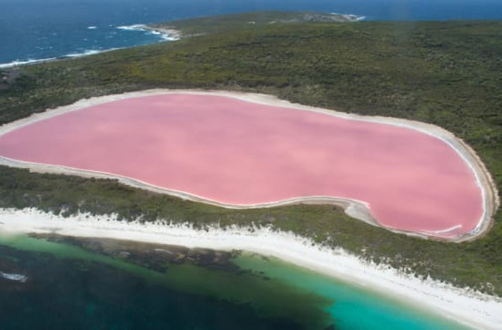 Hồ Hillier, Australia. Hồ Hillier là một hồ nước mặn trên đảo Middle, ngoài khơi bờ biển phía nam của Tây Úc. Đây là một trong những hồ nước đặc biệt nhất trên thế giới bởi màu hồng tự nhiên của nó. Màu hồng của nước trong hồ là tự nhiên, không thay đổi, vẫn giữ nguyên màu khi nước được đưa ra khỏi hồ.