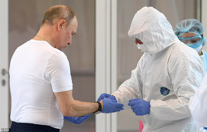 Tổng thống Putin đã tới bệnh viện Komunarka để thăm các bệnh nhân Covid-19 đang điều trị tại đây. Được biết, Nga đang tăng tốc xây dựng bệnh viện mới chuyên điều trị cho các bệnh nhân nhiễm Covid-19.