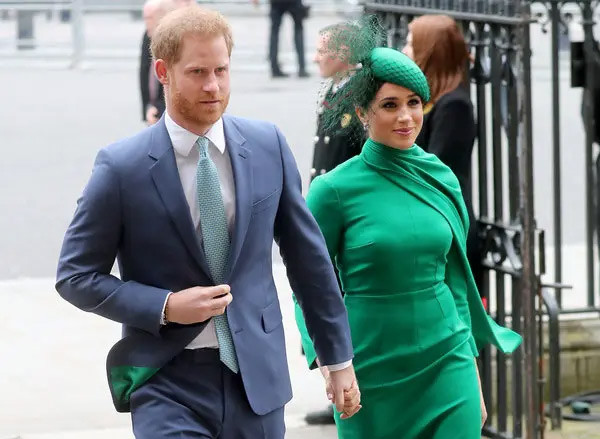 Insider đã thảo luận với các chuyên gia nghiên cứu về hoàng gia khả năng quay trở lại của Harry và Markle trong vai trò cấp cao. Các chuyên gia cho biết Harry và Markle không phải là cặp vợ chồng đầu tiên rút khỏi hoàng gia.