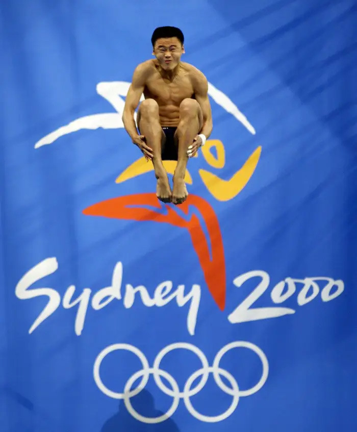 Khuôn mặt đầy biểu cảm của vận động viên Trung Quốc Hu Jia khi thi đấu trong Olympics Mùa hè 2000 ở Sydney được phóng viên ảnh Reuters Yannis Behrakis chụp lại.