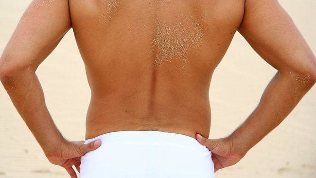 Một người đàn ông Nhật Bản trốn khỏi tù trong trạng thái nude. Sau đó cảnh sát tìm thấy anh ta trong một trường tiểu học khi đang đội mũ trượt tuyết và mặc áo khoác.