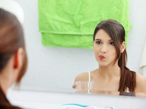 Nước muối. Súc miệng nước muối là một trong những phương pháp hiệu quả nhất chữa răng ê buốt, đồng thời loại bỏ các vi khuẩn gây hại cho răng miệng một cách hiệu quả.