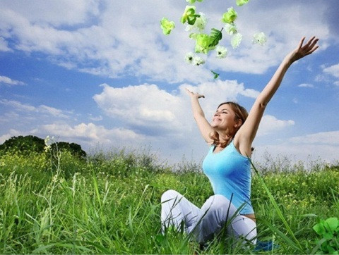 Suy nghĩ tích cực. Một khảo sát trên 136.000 người Mỹ và Nhật Bản trong vòng 7 năm cho thấy những người sống tích cực, luôn vui vẻ và ý thức được về ý nghĩa của cuộc sống có thể giảm 20% nguy cơ tử vong so với những người suy nghĩ tiêu cực, luôn u sầu, buồn bã. Vì vậy, suy nghĩ tích cực trong cuộc sống có thể kéo dài tuổi thọ của mỗi người.