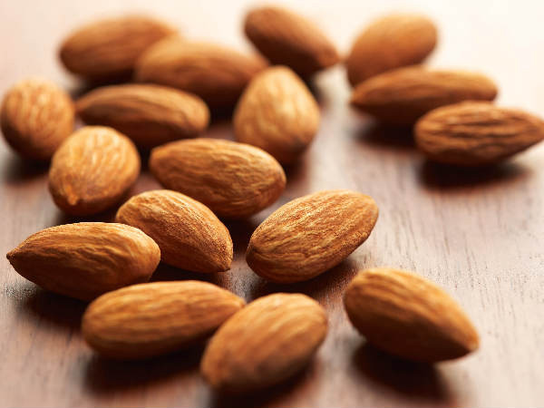 Hạnh nhân có chứa quercetin, có tác dụng tăng cường hệ miễn dịch, bảo vệ cơ thể khỏi các tia bức xạ, tia cực tím. Ngoài ra, hạnh nhân còn chứa lượng vitamin E dồi dào, giúp da chữa lành cháy nắng và rám nắng.