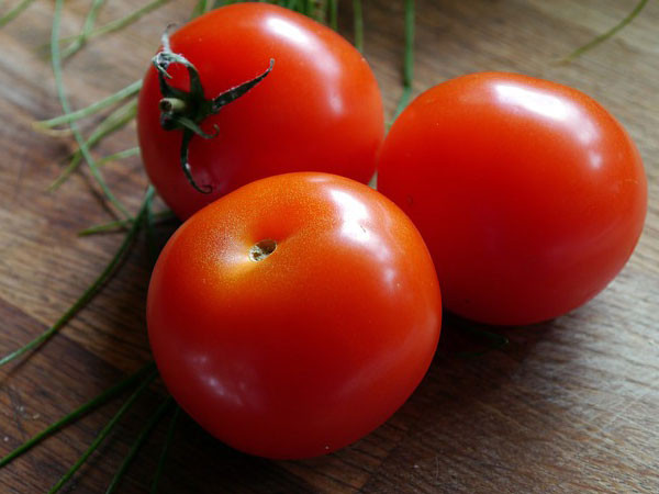Cà chua rất giàu vitamin C, lycopene và chất chống oxy hóa giúp tăng cường hệ miễn dịch, bảo vệ cơ thể khỏi tia UV và các gốc tự do.