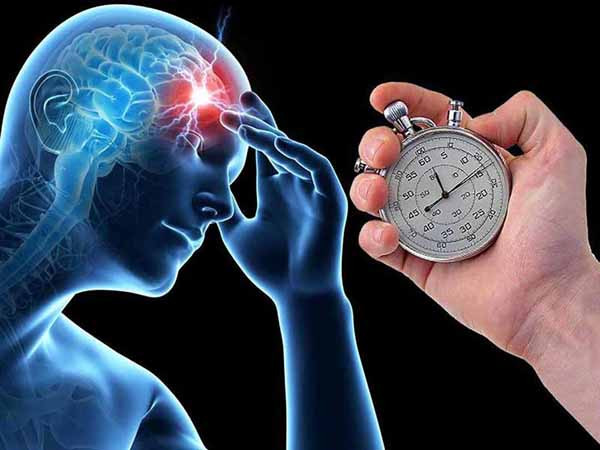 Quá trình kiểm tra, bác sĩ nhận thấy bệnh nhân bị nhồi máu diện rộng vùng não trái. Được điều trị tích cực, ông Vương may mắn thoát khỏi lưỡi hái tử thần. Tuy vậy, kích thước ổ nhồi máu quá lớn khiến bệnh nhân chịu di chứng liệt chi phải, nói khó suốt quãng đời còn lại.