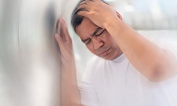 3. Chóng mặt, nhức đầu. Người mắc chứng huyết áp cao chóng mặt, đau đầu không rõ nguyên nhân cần hết sức chú ý. Khi lượng máu cung cấp lên não không đủ, bệnh nhân sẽ cảm nhận những cơn đau rõ rệt. Người có tiền sử huyết áp cao, xơ cứng động mạch...thường xuyên ngáp có thể là dấu hiệu cảnh báo trước cơn nhồi máu não, cần đi khám kịp thời, tránh gây những di chứng không mong muốn.