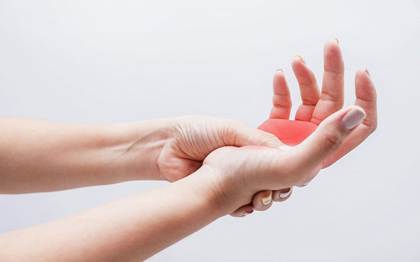 2. Tê chân tay. Tê tay chân cũng là dấu hiệu điển hình của nhồi máu não. Não là cơ quan chỉ huy, có nhiệm vụ điều khiển hành động và ngôn ngữ. Khi não có vấn đề, các chi cũng sẽ bị ảnh hưởng.