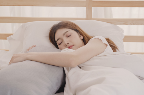 Bổ sung giấc ngủ hợp lý. Thức khuya là một thói quen hại gan, khiến cơ thể không được nghỉ ngơi đầy đủ, ngày càng suy kiệt. Để tốt hơn, bạn nên ngủ bù vào buổi trưa hoặc chiều hôm đó. Đồng thời, tắm nước ấm sau khi thức khuya cũng mang lại tác dụng rõ rệt. Nhiệt độ nước sẽ nhanh chóng đánh thức cơ thể, thúc đẩy tuần hoàn máu, cải thiện chất lượng giấc ngủ. (Ảnh: Freepik)