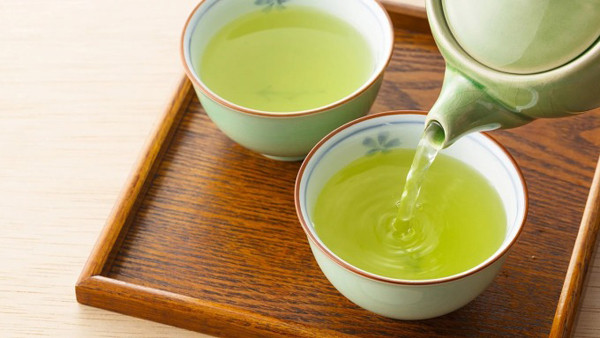 Uống nhiều trà. Trà không chỉ giúp cơ thể giữ nhiệt mà còn mang lại rất nhiều lợi ích cho sức khỏe như ngăn ngừa quá trình oxy hóa, tăng cường miễn dịch. (Ảnh: Epicurious)