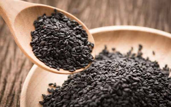 Đồng thời, những thực phẩm như bí đỏ, hạt sen, long nhãn, mè đen, chà là đỏ, óc chó... rất bổ dưỡng, phù hợp để bồi bổ cơ thể. (Ảnh: Bachhoaxanh)