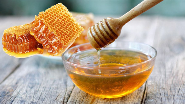 Ăn nhiều 3 loại - Ăn nhiều đồ bổ dưỡng, dịu da. Mùa thu khí hậu hanh khô, nhiệt độ chênh lệch giữa ngày và đêm lớn. Bạn nên ăn nhiều thực phẩm làm dịu da như mật ong, vừng, tremella, huệ tây. (Ảnh: Dienmayxanh)