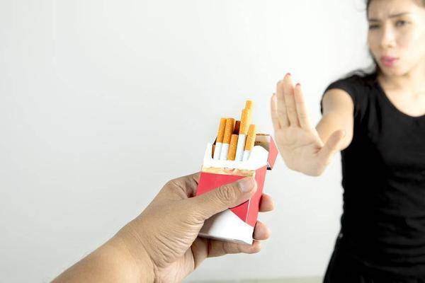 Không những vậy, thuốc lá trà còn sinh nhiều hạt bụi. Hút chúng thường xuyên dễ gây tổn thương phổi, tăng nguy cơ mắc ung thư phổi. (Ảnh: Aboluowang)