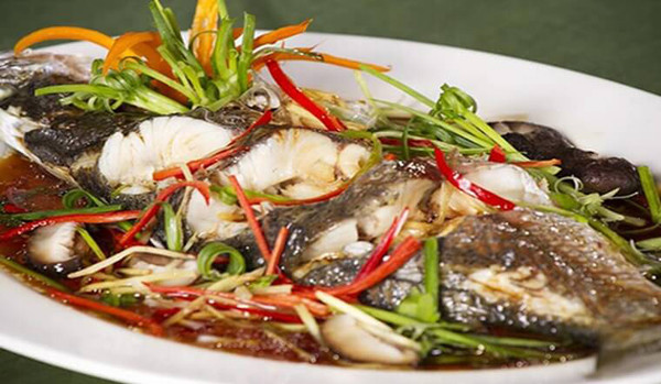 Để nhận được lợi ích sức khỏe từ cá, bạn nên chế biến chúng bằng cách hấp, luộc. Hạn chế tối đa các món từ cá muối, rán, nướng. Đồng thời, để giảm nguy cơ mắc bệnh, bạn nên hạn chế lượng muối ăn dưới 5g mỗi ngày.