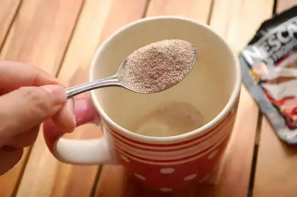 Thỉnh thoảng uống một hoặc hai tách cà phê hòa tan sẽ không khiến lượng đường trong cơ thể tăng vọt. Vậy nhưng, uống thay nước như trường hợp cô Li sớm muộn cũng khiến lượng đường trong máu ở mức nghiêm trọng. Không chỉ tăng nguy cơ mắc bệnh, tiêu thụ nhiều đường còn làm tăng tốc độ mất canxi trong cơ thể, khiến xương ngày càng giòn và mỏng. (Ảnh: Aboluowang)