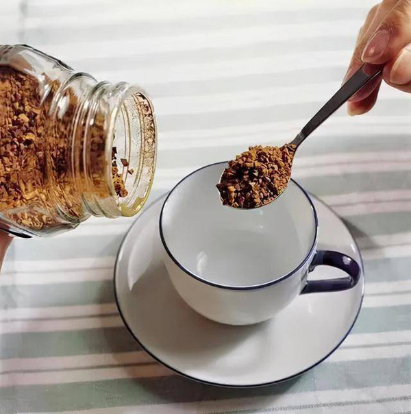 Thiếu ngủ liên tục khiến Li khó tỉnh táo, không tập trung. Để khắc phục, Li chọn cà phê làm thức uống hàng ngày. Vậy nhưng, cà phê nguyên chất quá đắng, không hợp khẩu vị nên cô chọn cà phê hòa tan. So với cà phê phin, cà phê hòa tan vừa giúp tỉnh táo vừa thơm ngậy, ngọt ngào dễ uống. (Ảnh: Aboluowang)