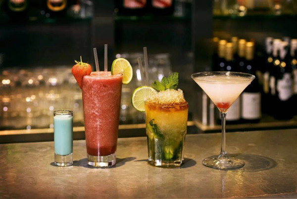 Ở nhiều nơi, người ta dùng rượu và nước tăng lực để pha cocktail. Pha chế giúp đồ uống hấp dẫn hơn song không được khuyến khích dùng nhiều. Về bản chất, rượu là đồ uống chứa chất kích thích, kết hợp với nước tăng lực càng dễ gây ra các triệu chứng khó chịu. Mặt khác, cocktail có hương vị thơm ngon, dễ khiến người dùng có nhu cầu uống nhiều hơn. (Ảnh: Sohu)