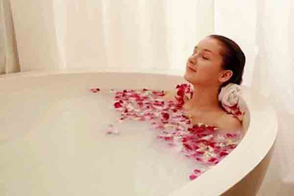 Bạn nên mở cửa sổ nhỏ trong nhà để không khí lưu thông. Ngoài ra, bạn không nên tắm khi đói, sau khi ăn quá no và sau khi uống rượu.