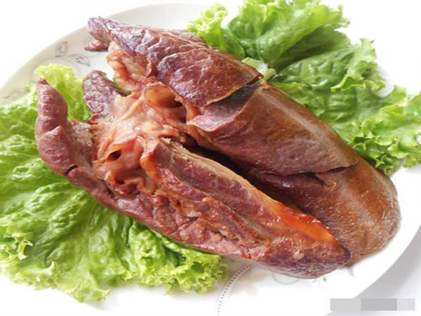 5. Phổi. Phổi lợn được nhiều người kết hợp với các phần nội tạng khác để nấu cháo, xào, luộc, nướng hoặc đánh tiết canh... Phổi lợn thuộc hệ hô hấp của lợn, có thể chứa bụi bẩn và bụi kim loại đe dọa sức khỏe nhưng vị mềm mượt, hơi dai, ngầy ngậy của chúng khiến nhiều người khó cưỡng. (Ảnh: Noitrogioi.net)