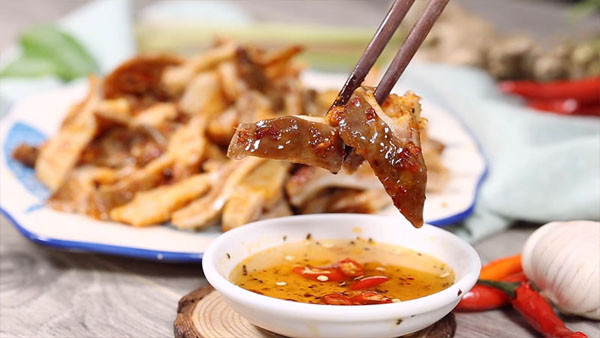 Sau khi làm sạch, bạn ướp dạ dày với các gia vị như bột cà ri, nước mắm, hạt nêm, dầu ăn, tiêu xanh... rồi nướng. Dạ dày chín tới có mùi thơm nức mũi. Ăn có vị dai mềm, sần sật rất đã. (Ảnh: Bachhoaxanh)