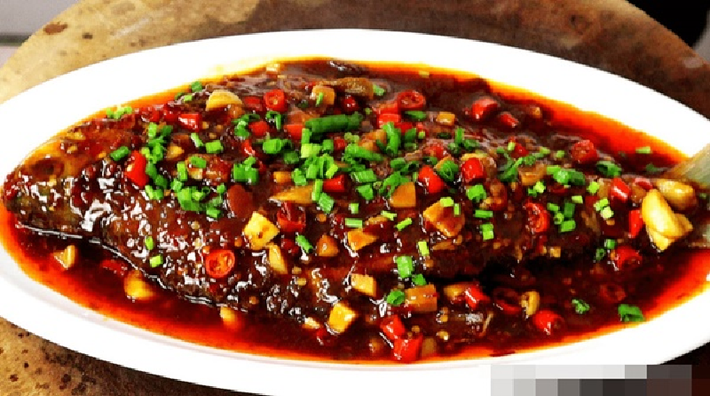 Có nhiều cách chế biến cá như cá kho tộ, cá sốt chua ngọt,… đều rất ngon. Tuy nhiên, khi nấu, nhiều người không biết cho nhầm gia vị khiến cá không thơm mà mất đi vị ngọt. (Ảnh: ABLW)