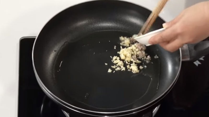 Bước 6: Thấy cá chín lấy ra, để dầu trong nồi, thêm hành, gừng, tỏi băm, ớt vào xào cho thơm, đổ một lượng nước sôi thích hợp, thêm muối, xì dầu, dầu hào, đường, rượu nấu ăn, khuấy đều cho đun sôi. (Ảnh: Bách hóa xanh)